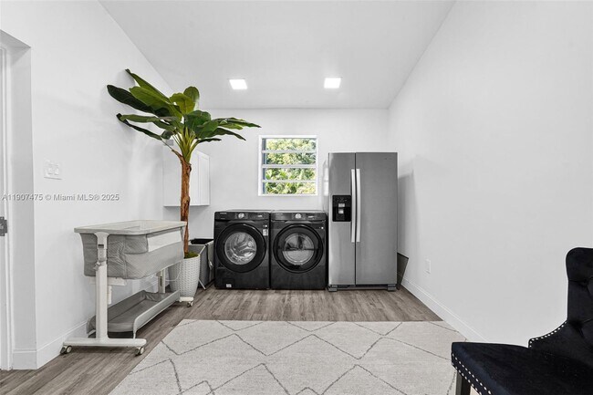 Building Photo - 1420 S 24th Terrace