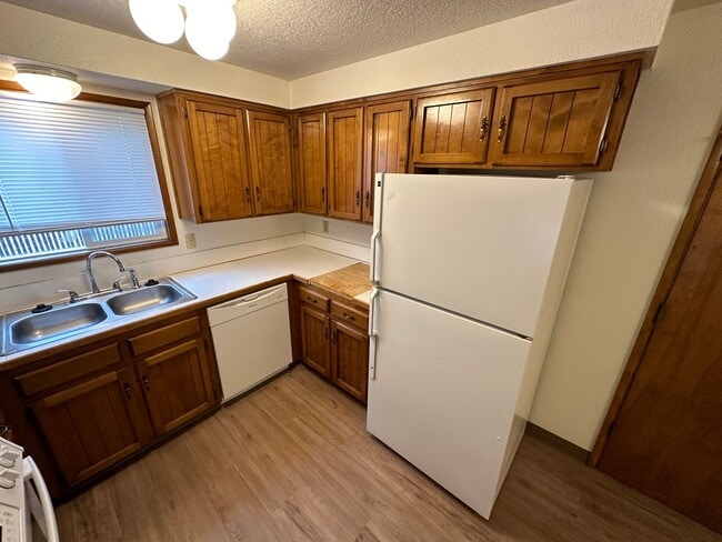 Building Photo - Three Bedroom Home in South Salem