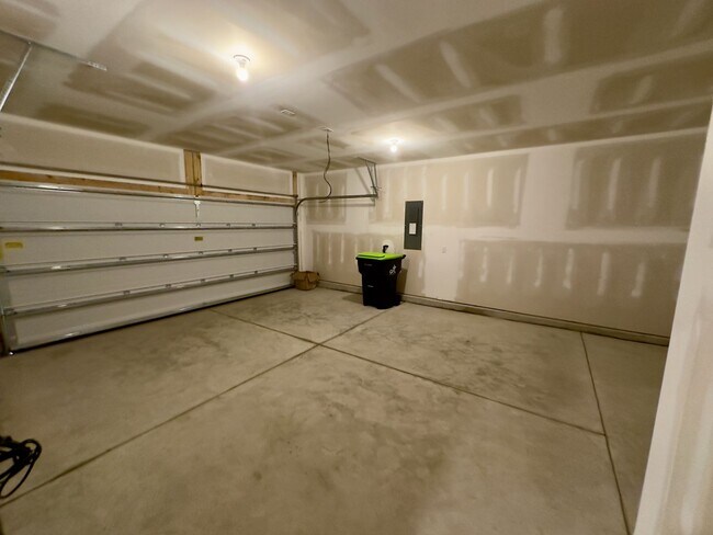 Building Photo - Custom Home in Bella Vita!