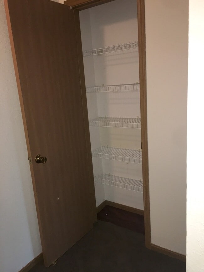 Building Photo - 2 Bedroom Top Floor Apartment - Close to I-70