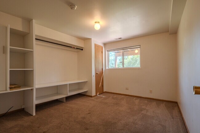 Building Photo - 823 Park Bluff Cir
