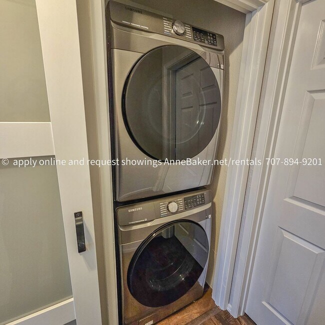 Building Photo - Exquisitely Updated Condo - Must See