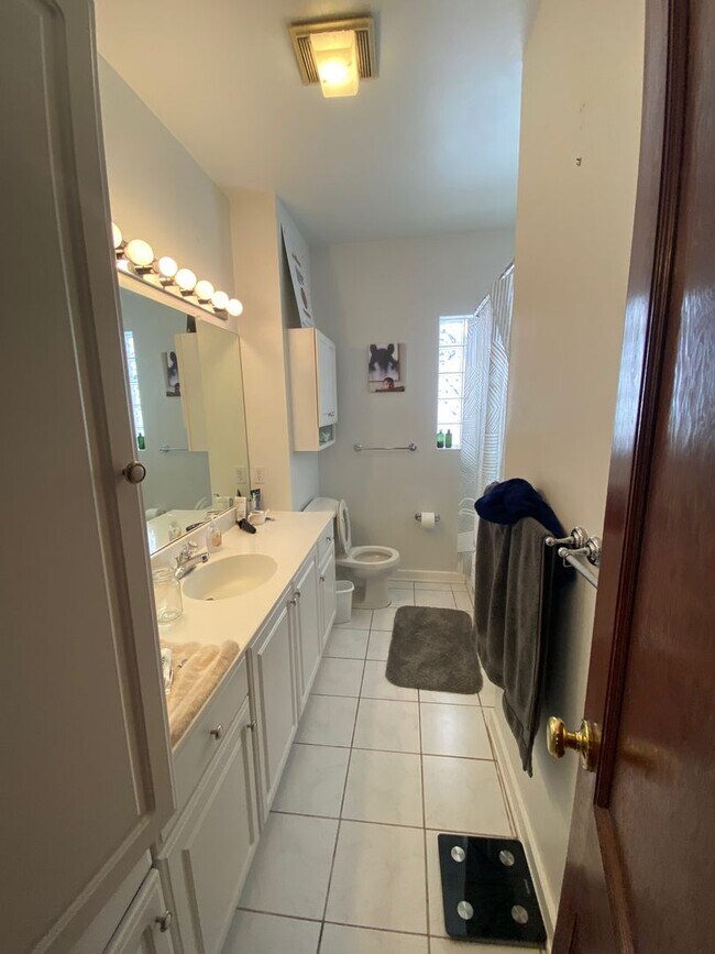 Building Photo - Aug 2025 - 4 Bedroom 2 Bathroom Wash Park ...