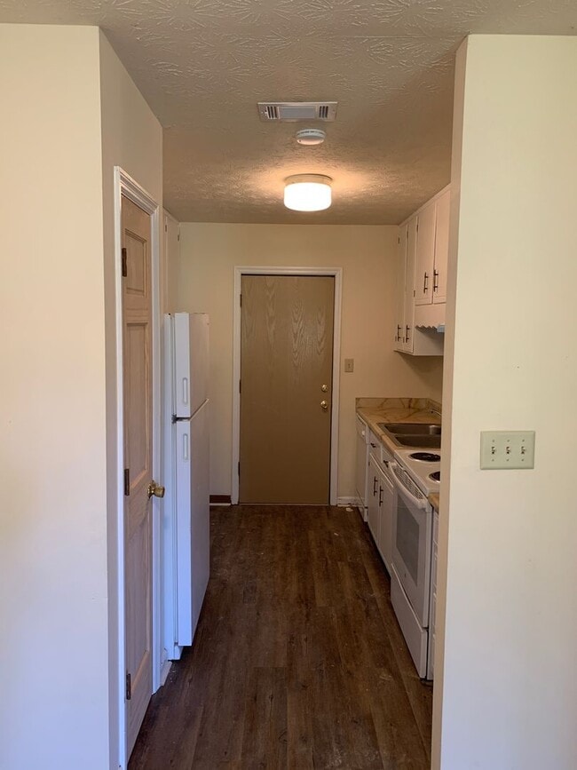 Building Photo - 305/307 Epps Bridge Duplex