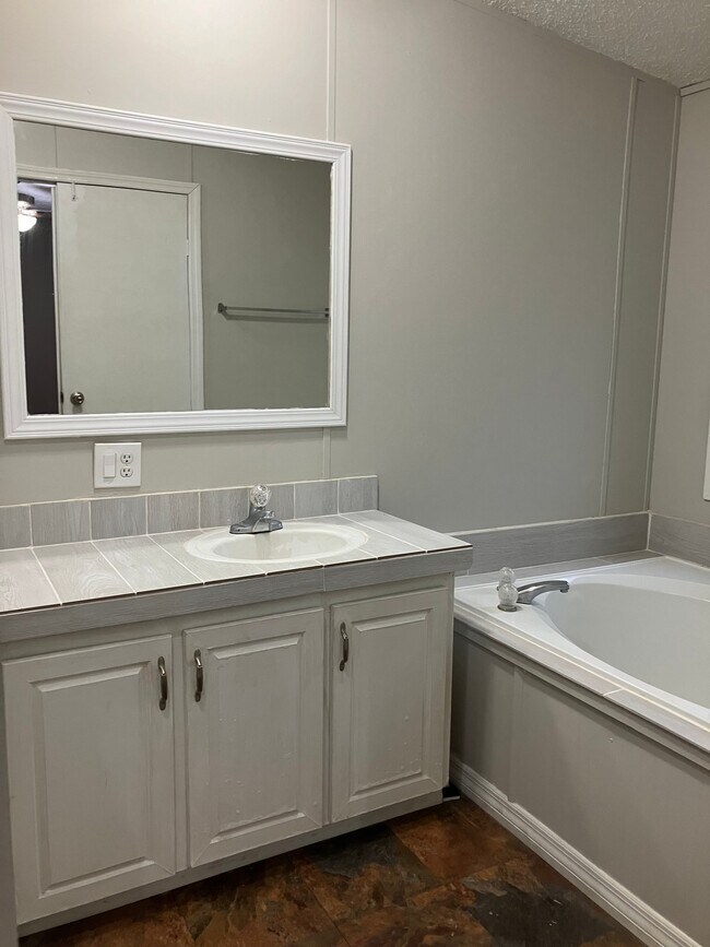 Building Photo - 1706 Riverview Dr