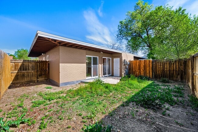 Building Photo - Move in ready unit on Fairway!