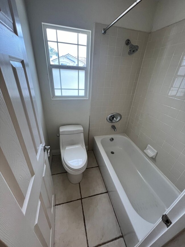 Building Photo - $4,500 - 4 Bed 2.5 Bath House located in G...