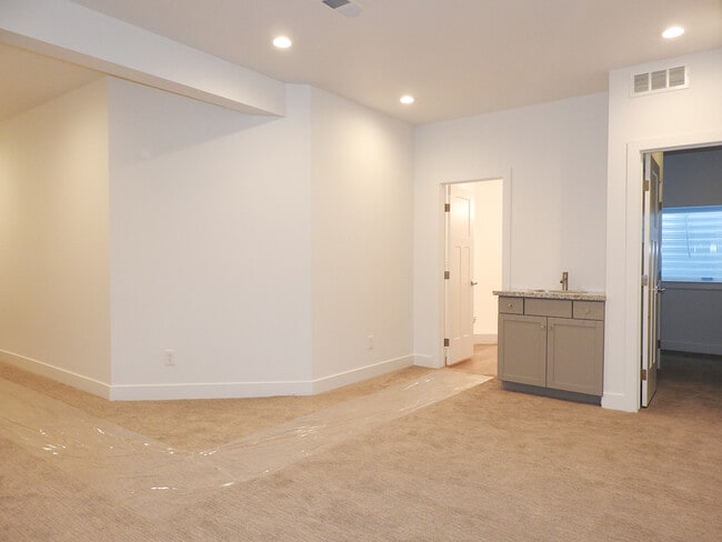Building Photo - Large Backyard!