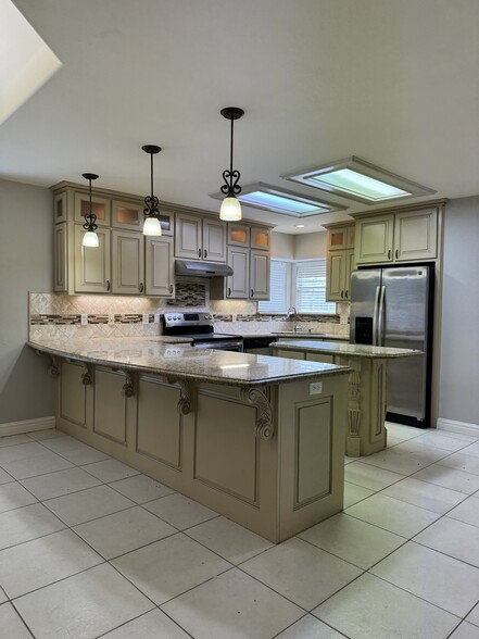 Stunning kitchen - 10212 N 12th St