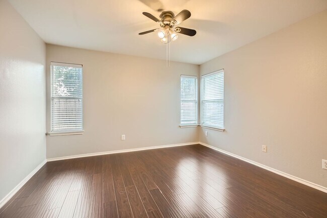 Building Photo - Adorable 3 bedroom off Shaenfield and 1604