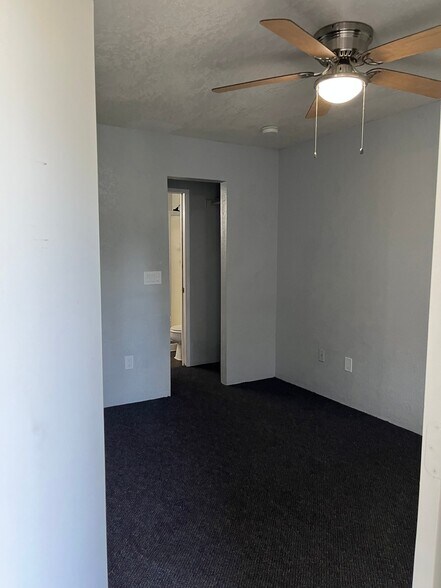 Building Photo - 2700 S White Mountain Rd