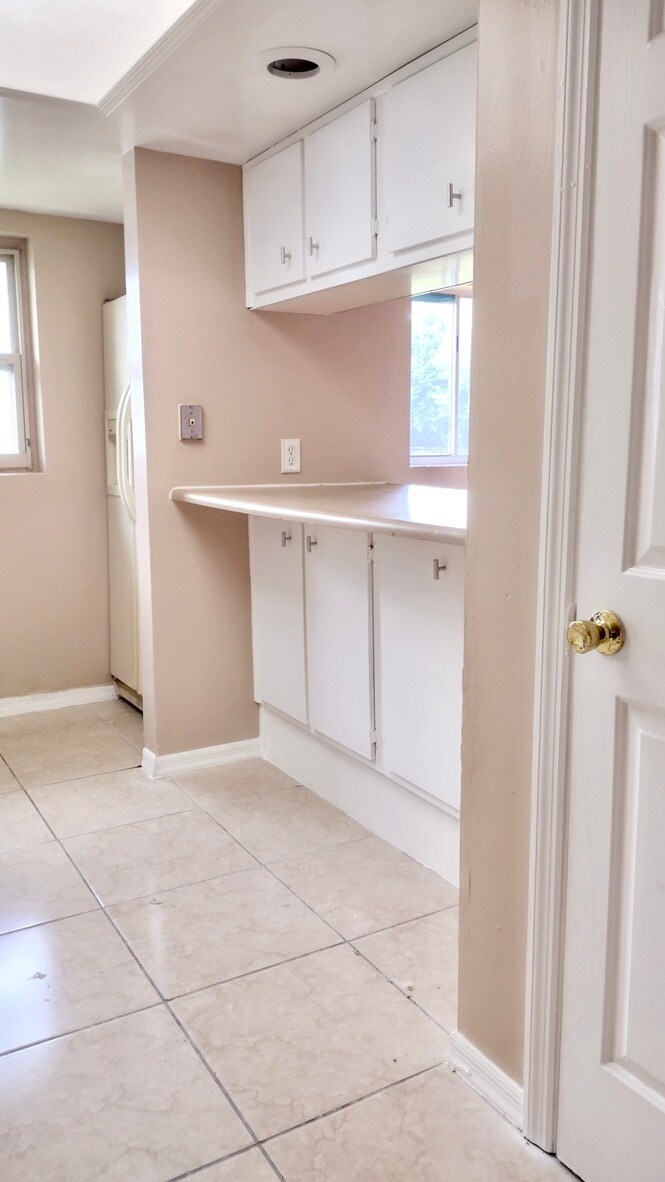 Building Photo - 1348 W Evans Cir