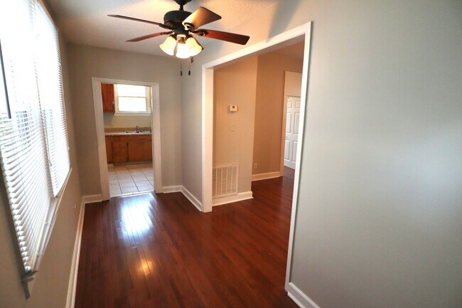 Building Photo - 2 Bed 1 Bath Apartment Located in the Heart of downtown Charleston & Close to the College of Char...