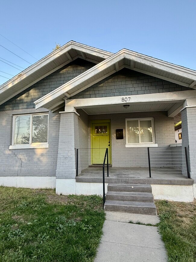 Building Photo - 807 S McClelland St