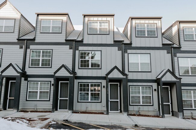 Building Photo - Gorgeous Townhome near Edgewater!