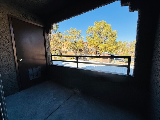Building Photo - Fantastic Guard-Gated Condo – Available Soon!