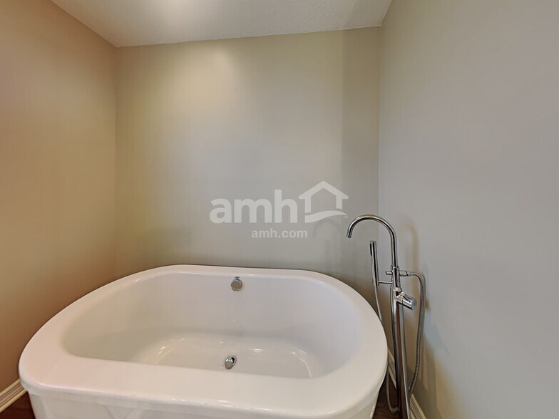 Building Photo - 1461 Lake Shore Ranch Dr