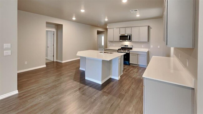 Building Photo - 2724 Dennis Dr