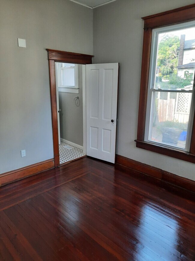 Building Photo - Lovely 3 bedroom 1 bath home