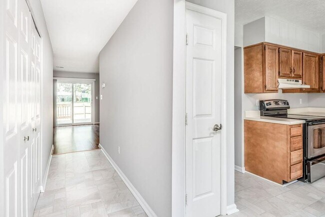 Building Photo - Live Comfortably in Williamsburg! Spacious...