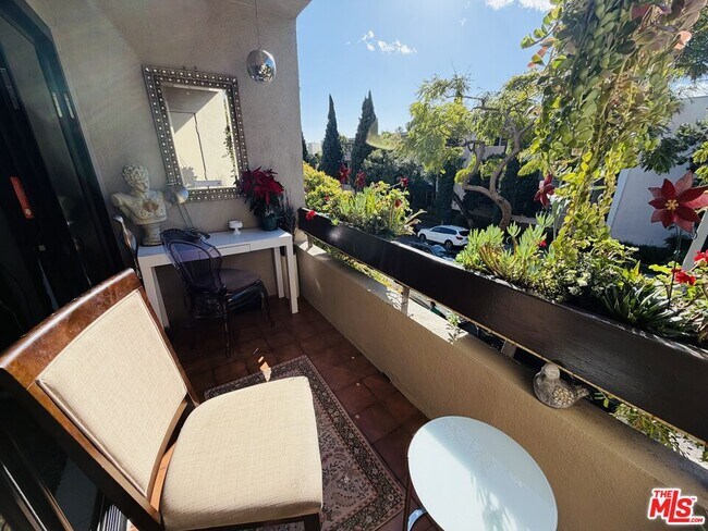 Building Photo - 950 Kings Rd