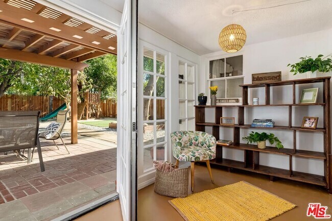 Building Photo - 7236 Encino Ave