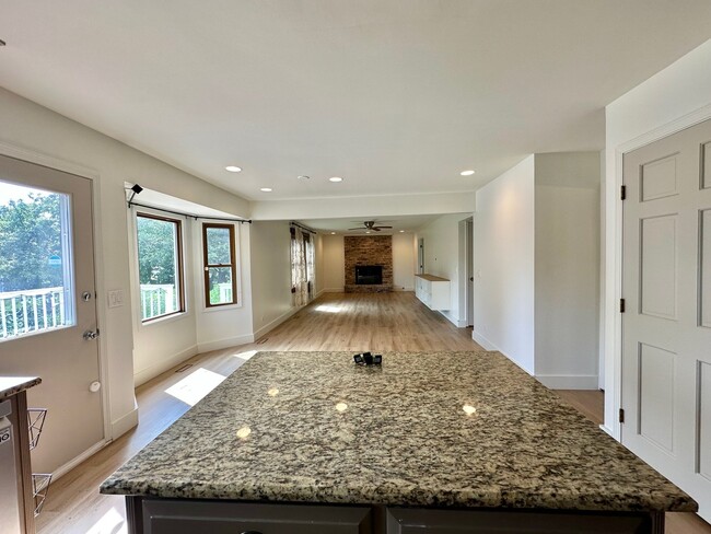 Building Photo - 1525 Westglen Dr