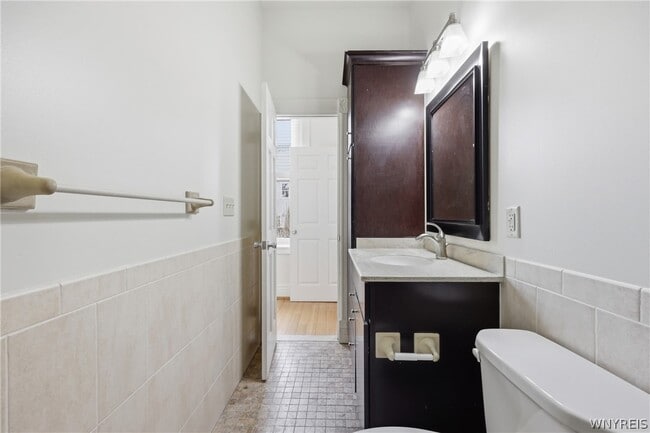 Building Photo - 2 York St