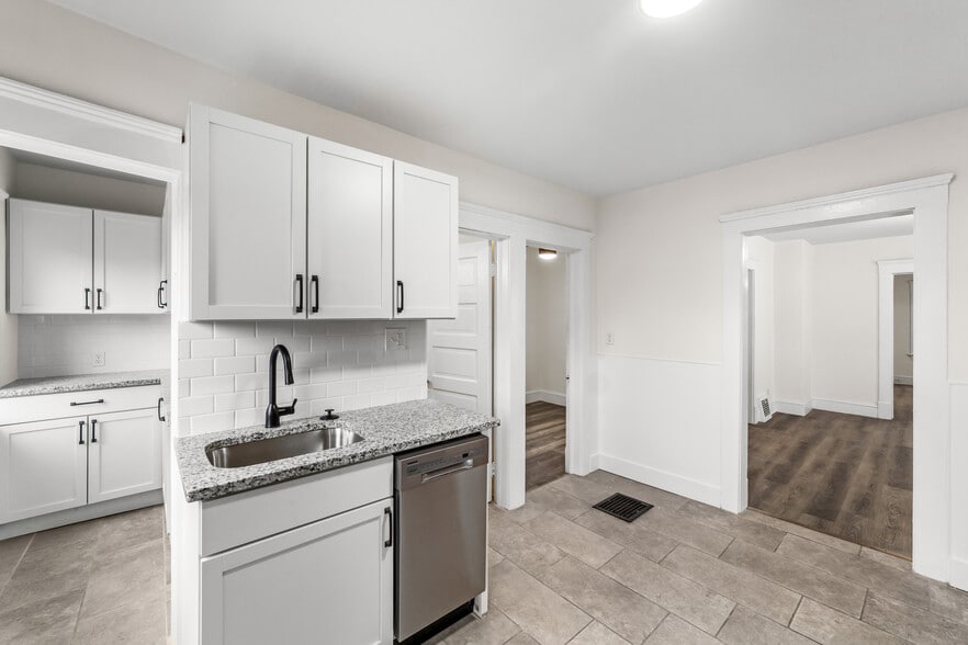 Primary Photo - 1352 W 58th St