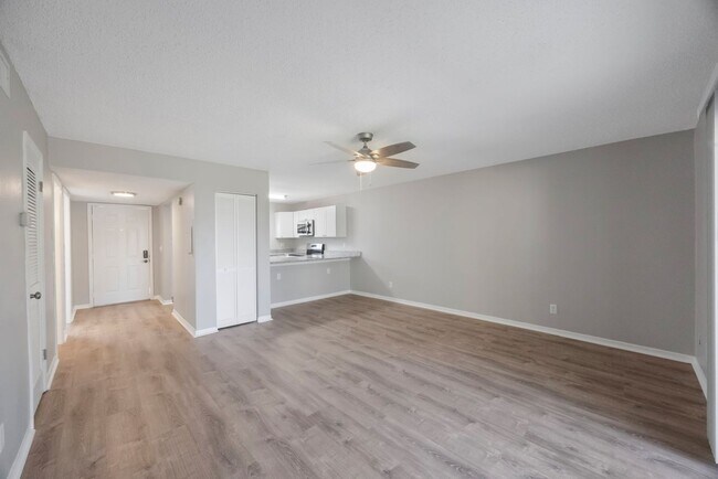 Building Photo - Newly Renovated 2 bedroom 2 bath within wa...