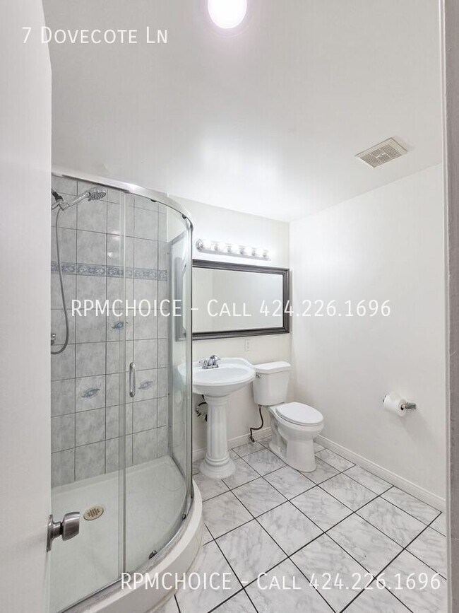 Building Photo - 7 Dovecote Ln