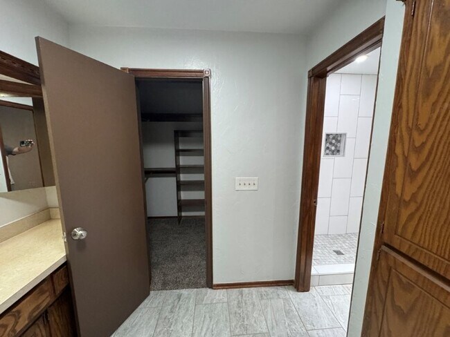 Building Photo - New flooring and tile, great location, lar...