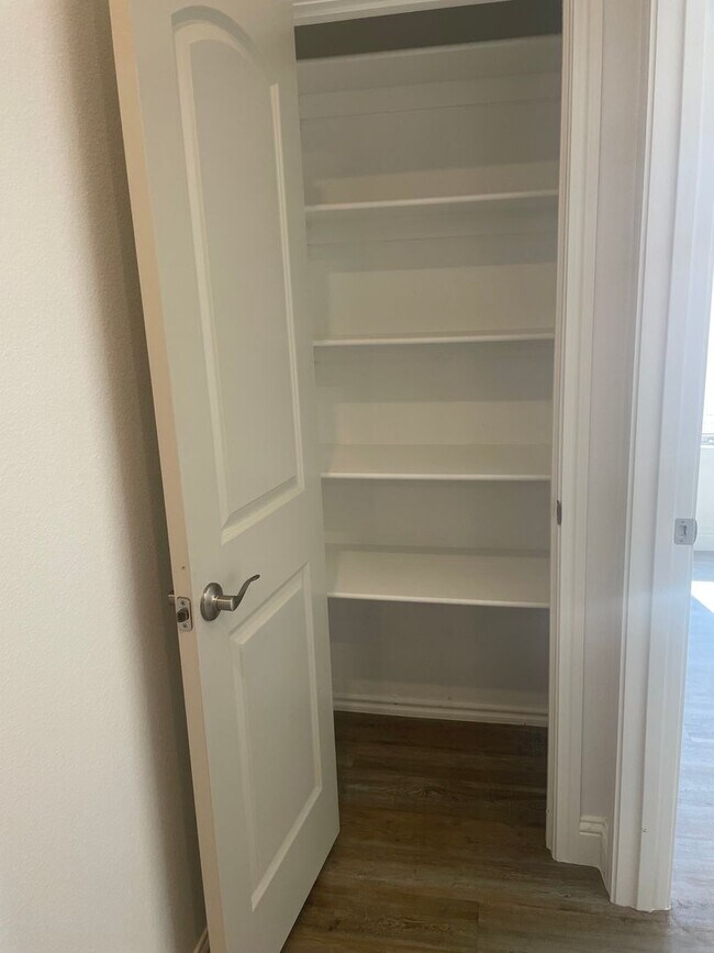 Building Photo - 3 Bedroom Rental Available July 9th in Fre...