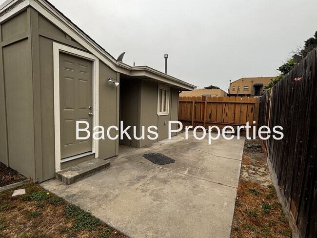 Building Photo - 15 E Acacia St