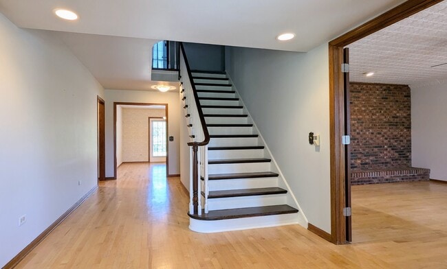 Building Photo - 12 Oneida Ln