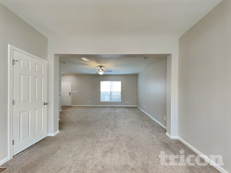 Building Photo - 2092 Roscommon Dr