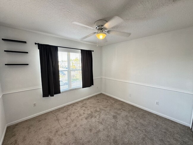 Building Photo - 5 Bedroom Townhome in Avalon Park! TESLA CHARGER INCLUDED!