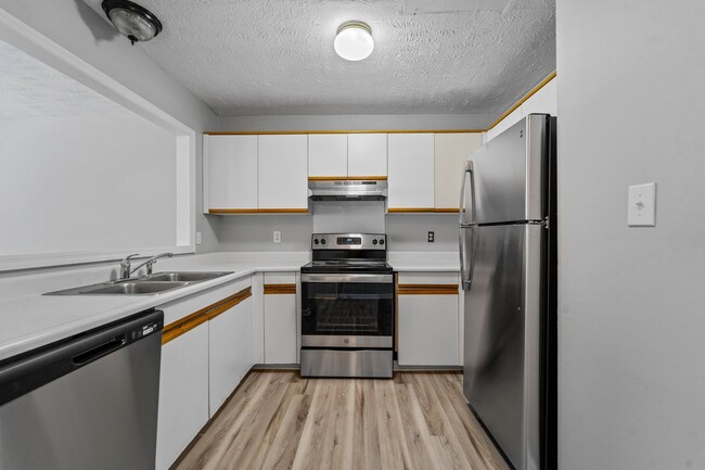 Building Photo - Townhome living close to downtown Fayettev...
