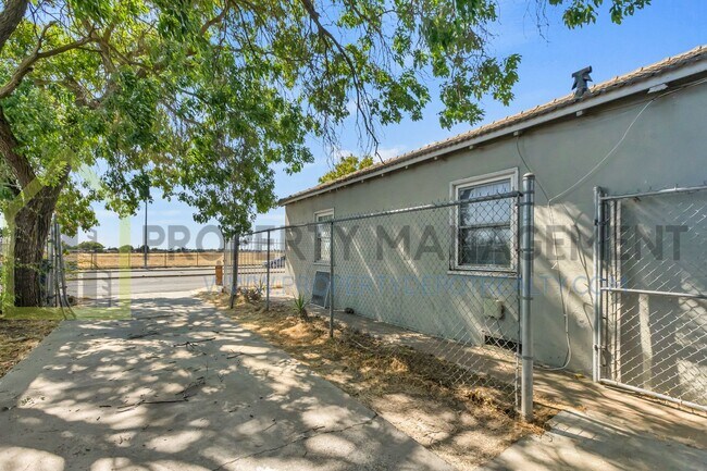 Building Photo - Looking for a charming 2-bedroom, 1-bath s...