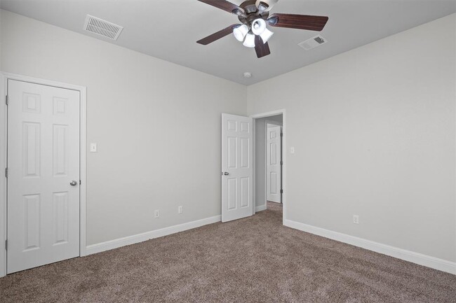 Building Photo - 706 Harwood Dr