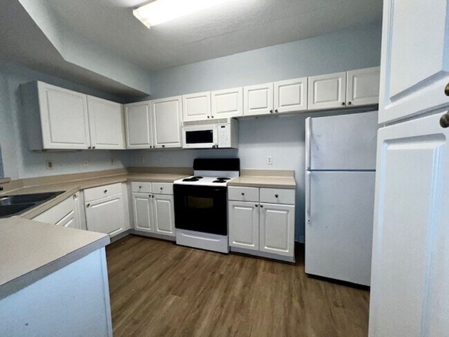 Building Photo - MOVE IN NOW! 2x2 WITH FRESH INTERIOR PAINT & LAMINATE WOOD FLOORING! PRIVATE BALCONY!!!