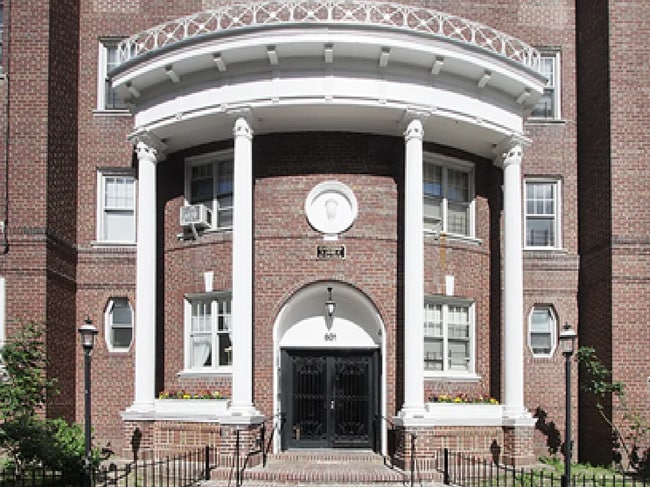 Building Photo - 601 E 19th St