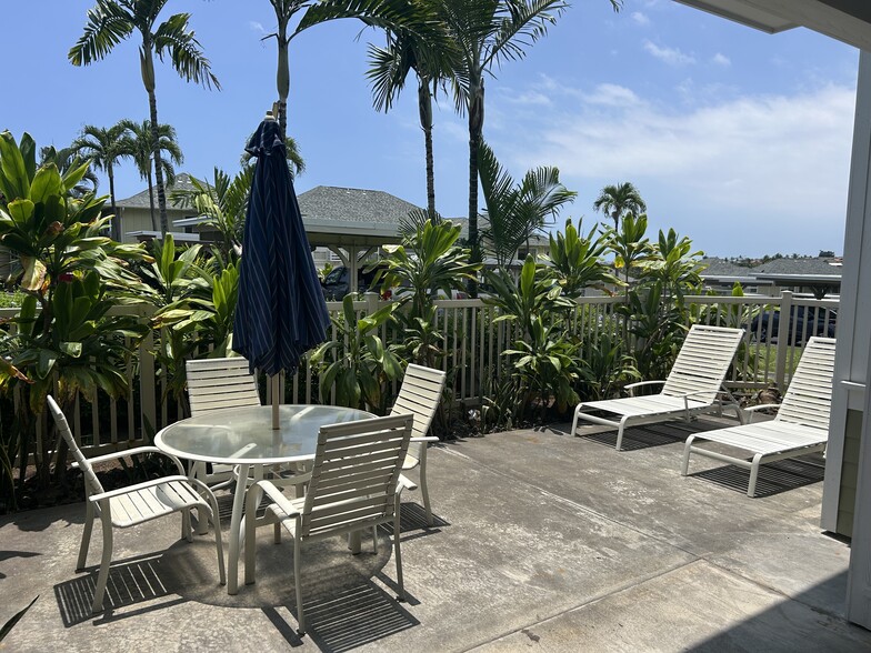 Lanai and included furniture - 75-6009 Alii Dr