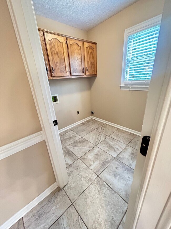 Building Photo - 4 BEDROOM/2 BATH HOME + Bonus Room in Rive...