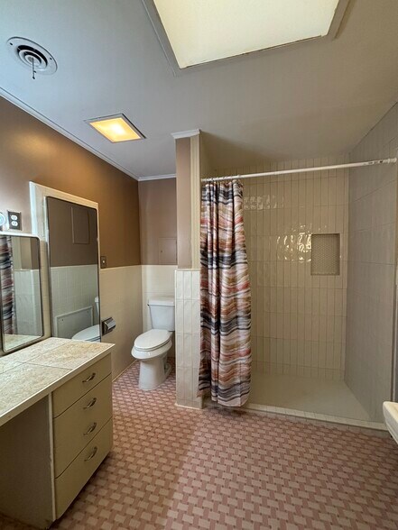 Master Bath - 1010 N Cutting Ave