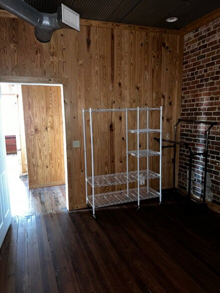 Building Photo - 1043 S Pine St