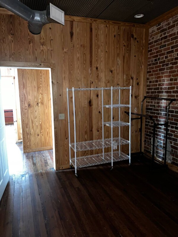 Building Photo - 1043 S Pine St