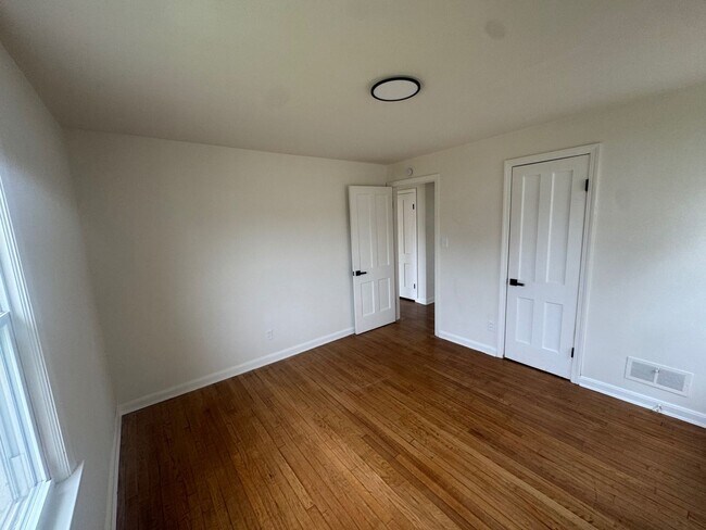 Building Photo - Charming 3-Bedroom Property in Prime Location