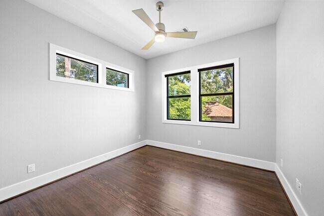 Building Photo - 819 Algregg St