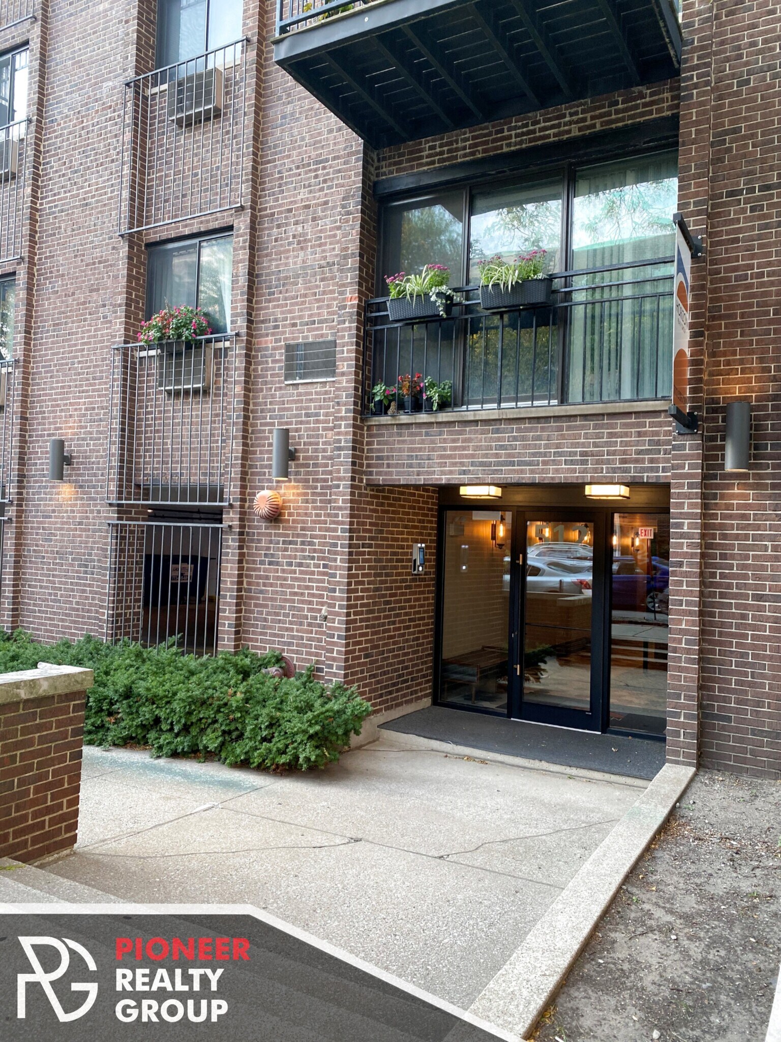 Building Photo - 518 W Wrightwood Ave